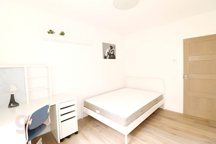 Double bedroom with study desk and drawers