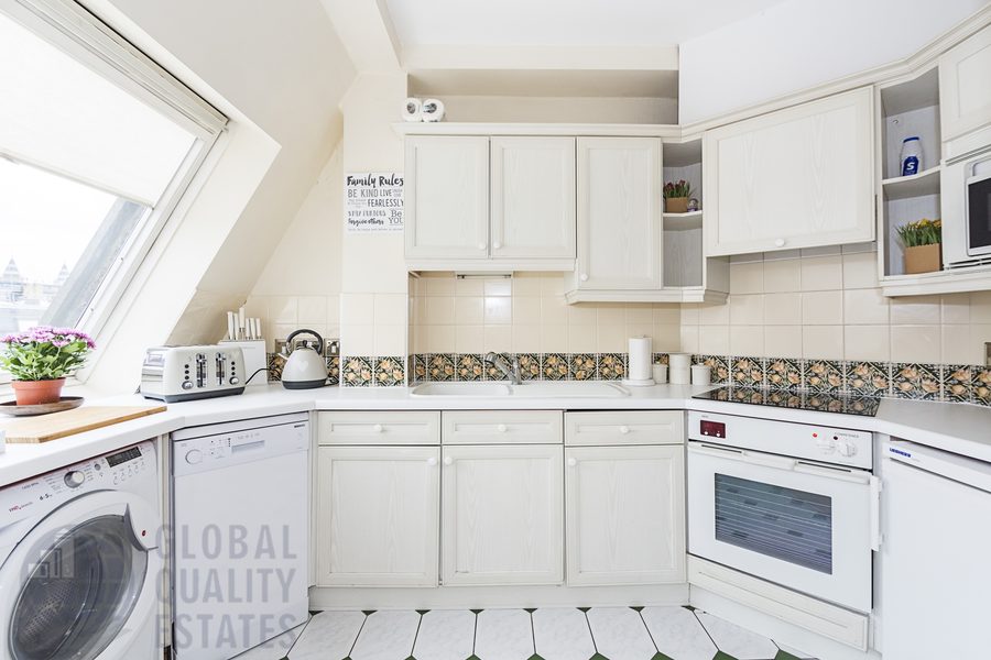 Fitted kitchen with dishwasher and washing machine